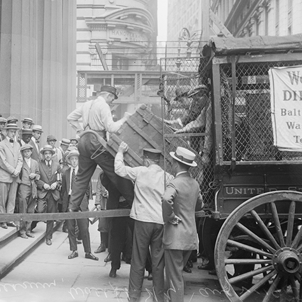 New York City: Gold shipped from Washington on account of the war crisis. Being put into the Subtreasury, Wall Street, New York.