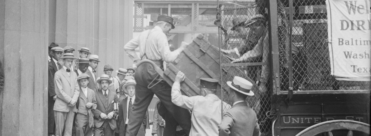 New York City: Gold shipped from Washington on account of the war crisis. Being put into the Subtreasury, Wall Street, New York.