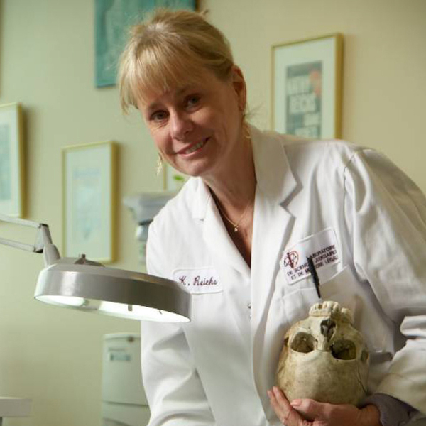 Picture of Kathy Reichs with a skull