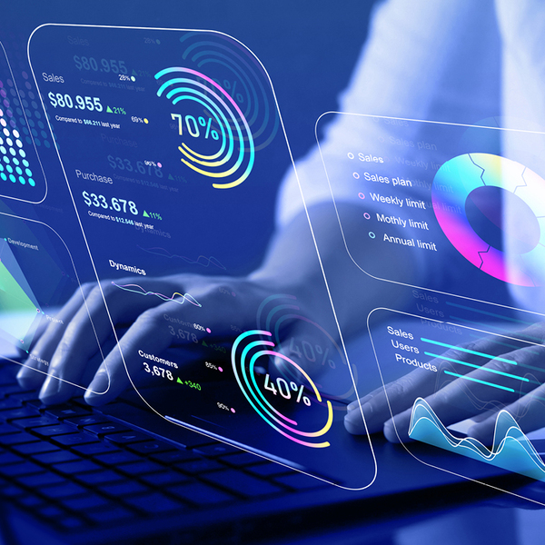 Advisor using KPI Dashboard on virtual screen