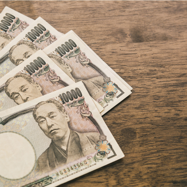 Ten thousand Japanese Yen banknotes on wood table